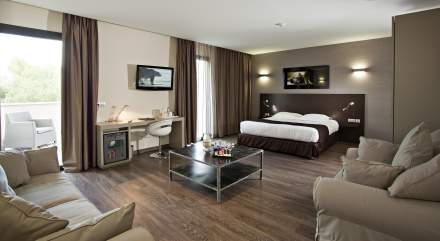 Junior Suite Grand Prix Hôtel &amp; Restaurant Castellet · Hôtel 3 étoiles dans le Var