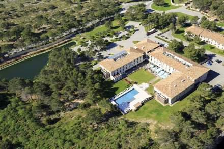 Grand Prix Hôtel & Restaurant Castellet · Hôtel 3 étoiles dans le Var