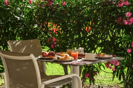 Petit-Déjeuner en terrasse Grand Prix Hôtel &amp; Restaurant Castellet · Hôtel 3 étoiles dans le Var