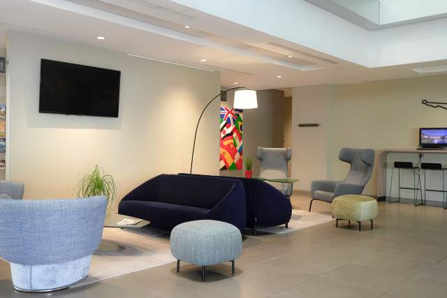 Lobby Grand Prix Hôtel &amp; Restaurant Castellet · Hôtel 3 étoiles dans le Var